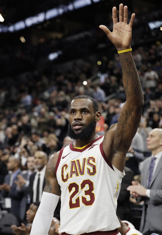 NBA roundup: LeBron James gets 30,000, but Spurs beat slumping Cavs 114-102