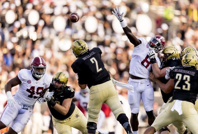 Alabama DL returning for senior season