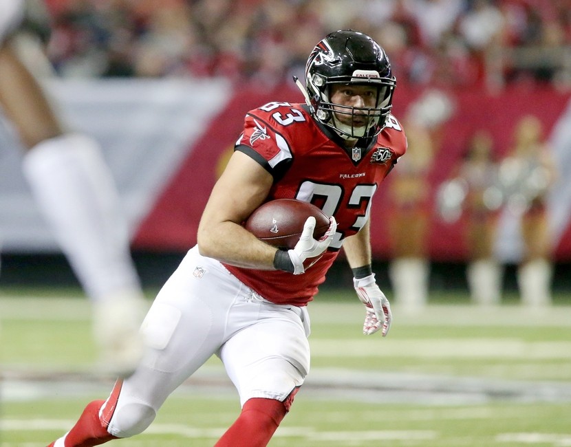 How will the Atlanta Falcons replace TE Jacob Tamme after his injury?