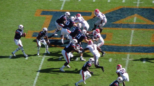 Football. Auburn starts fast, leads Georgia at halftime