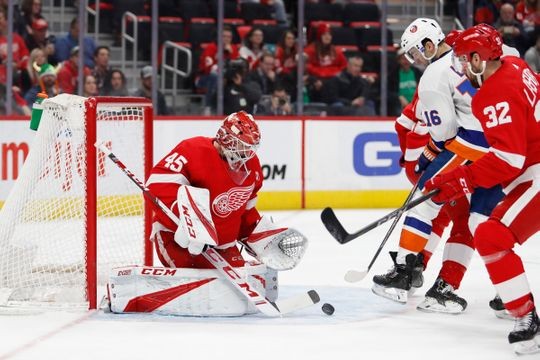 Detroit Red Wings' Jonathan Bernier makes 41 saves in 2-1 win over NYI