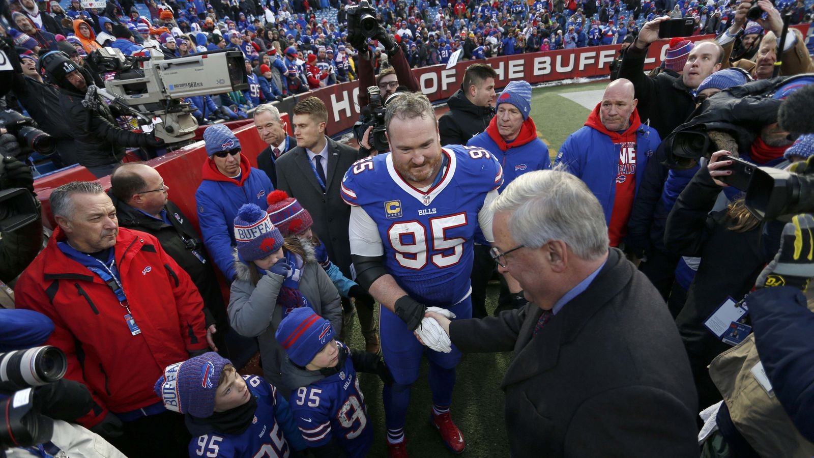 Watch: Buffalo Bills help veteran defensive tackle Kyle Williams retire ...