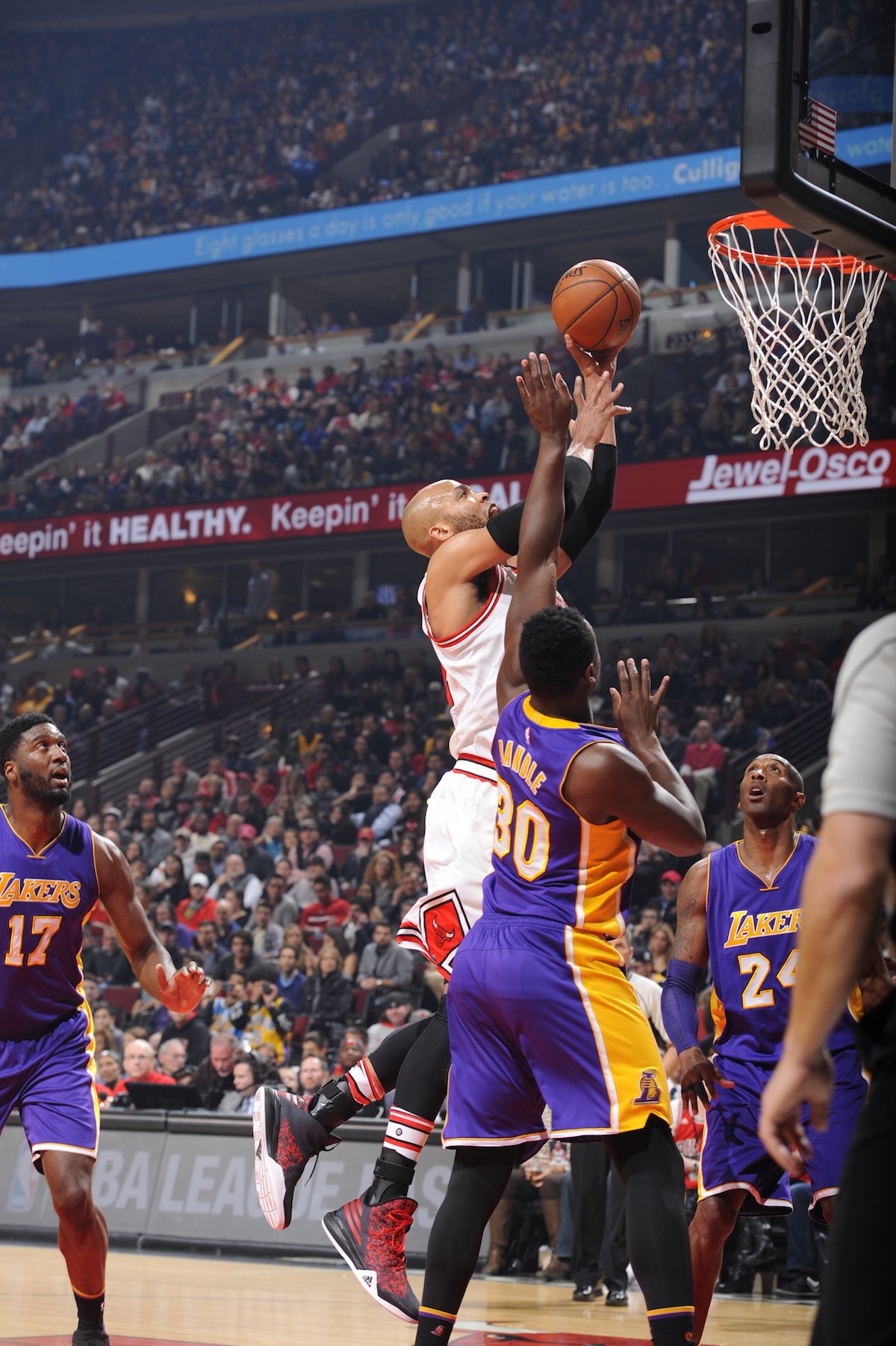 Bulls beat Lakers, say goodbye to Kobe