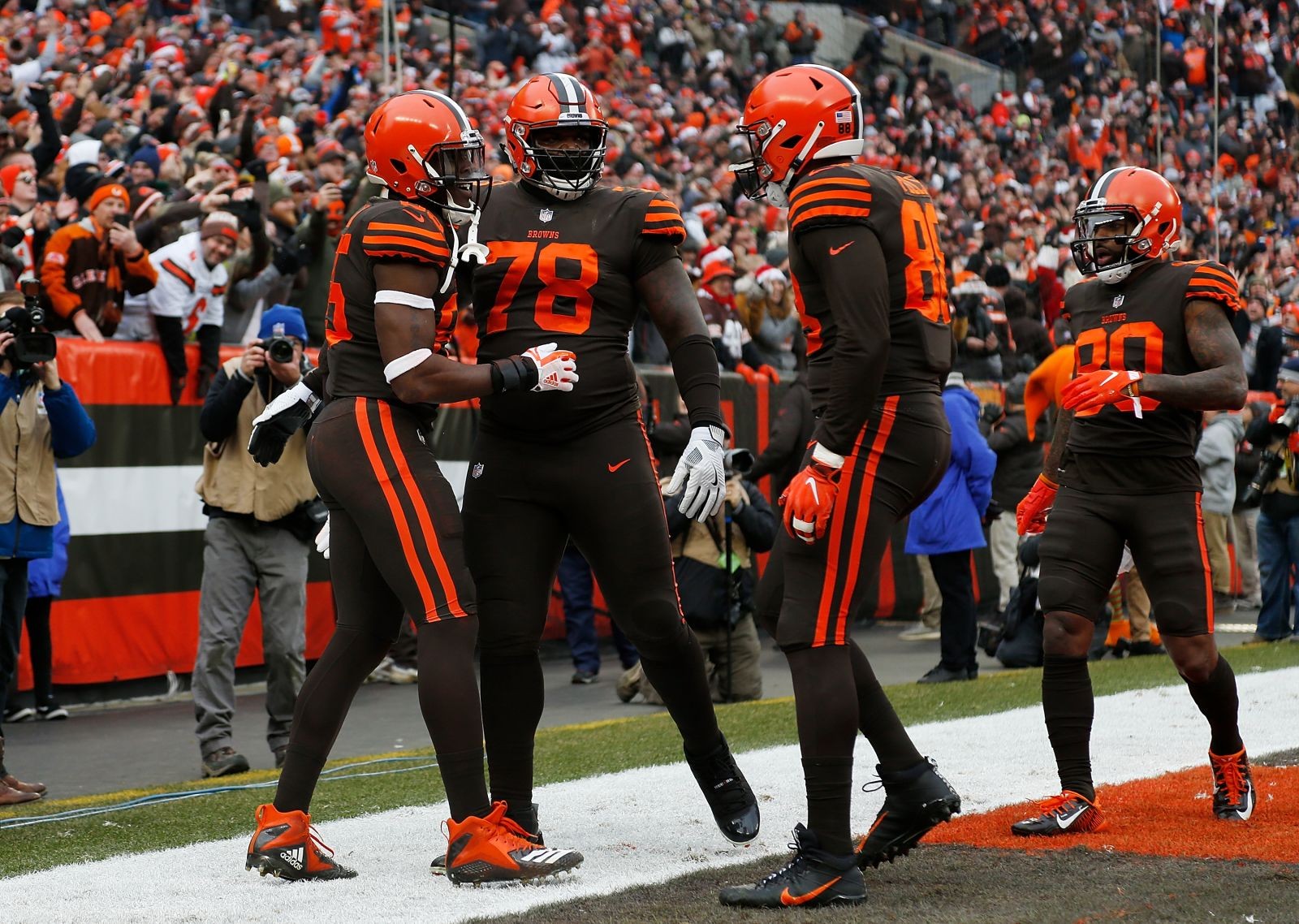 Cleveland Browns re-sign left tackle Greg Robinson