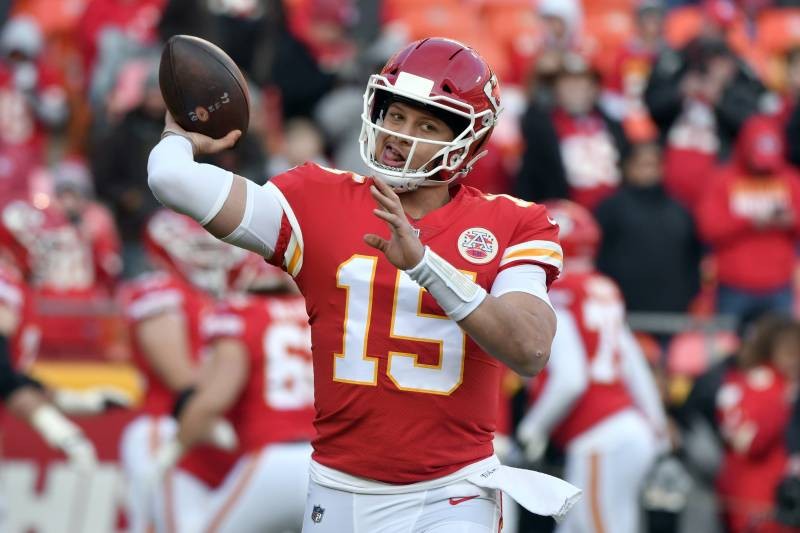 Patrick Mahomes Wins 2018 NFL Offensive Player of the Year over Drew Brees