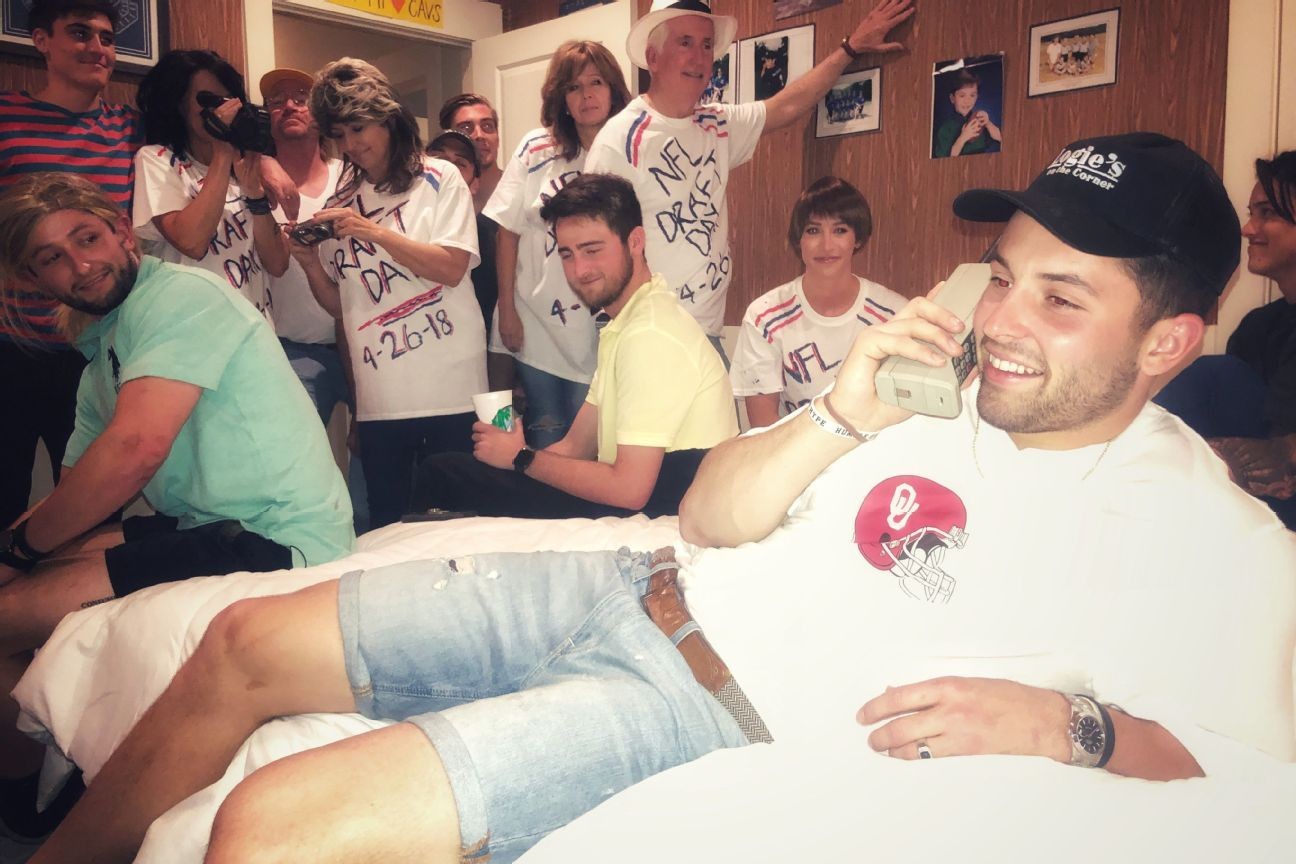 Baker Mayfield dons jorts, recreates Brett Favre's draft-day photo