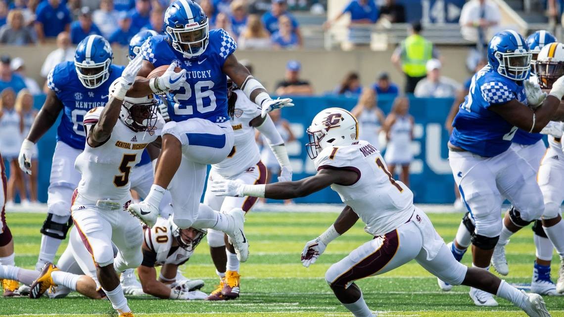 Kentucky football shakes off early miscues, tops CMU in season opener