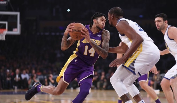 Lakers llevan al límite a Warriors en derrota en tiempo extra