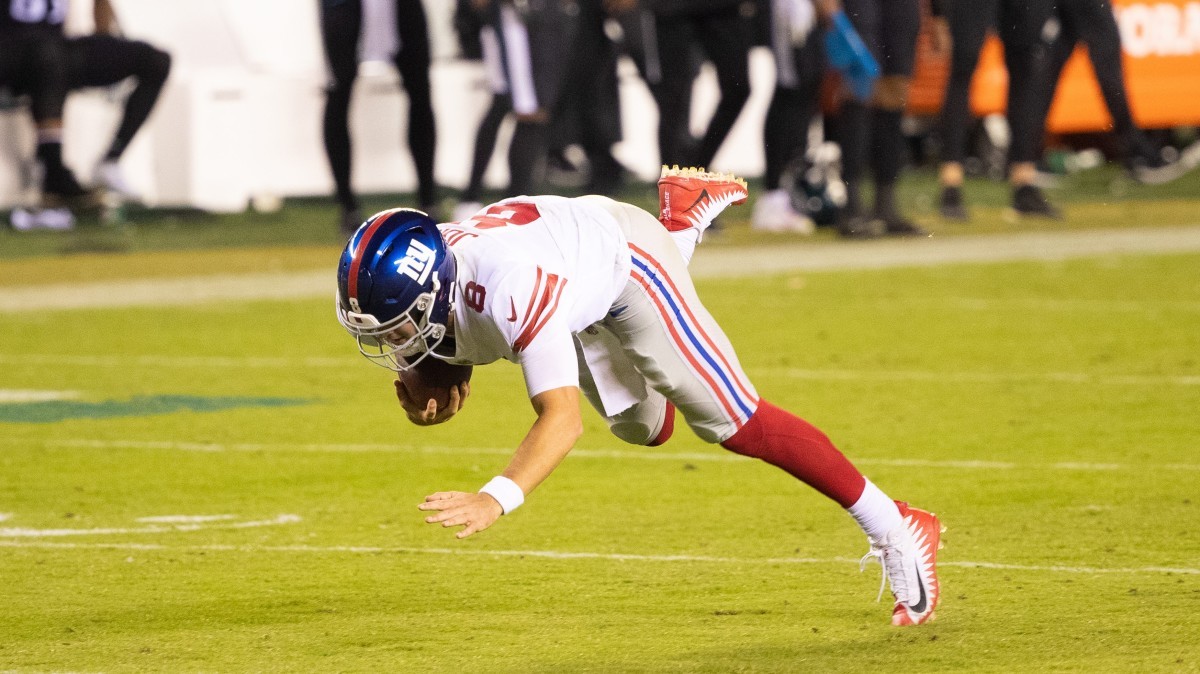 Daniel Jones Tackles Himself on 80-Yard Run