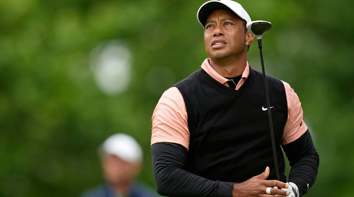 Video Shows Tiger Woods’s Knee Giving Out Before Third Round Saturday