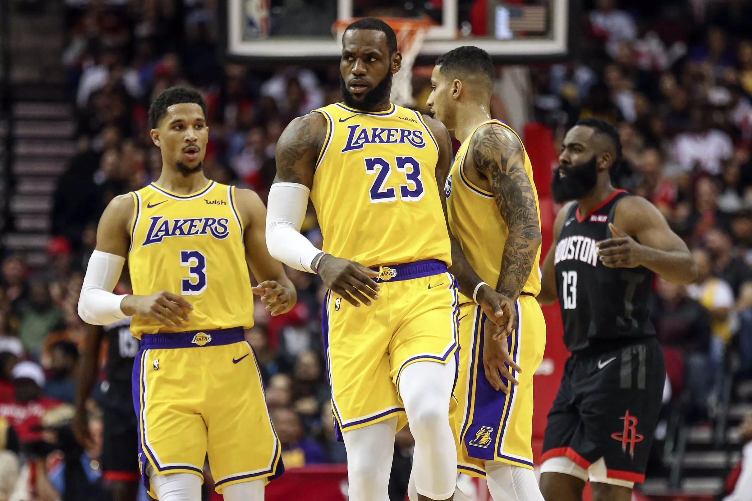 Lakers can’t overcome early foul trouble, fall after fourth quarter ...