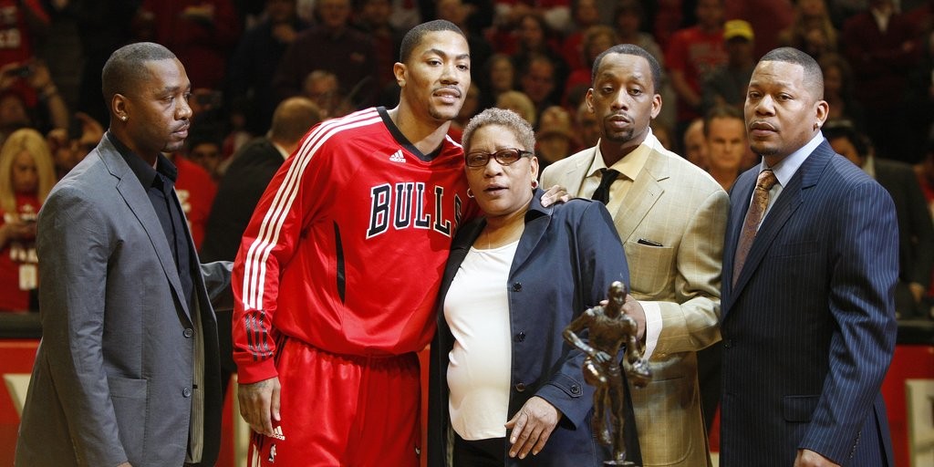 Derrick Rose's Brother Makes Between $250,000 and $300,00 Through ...