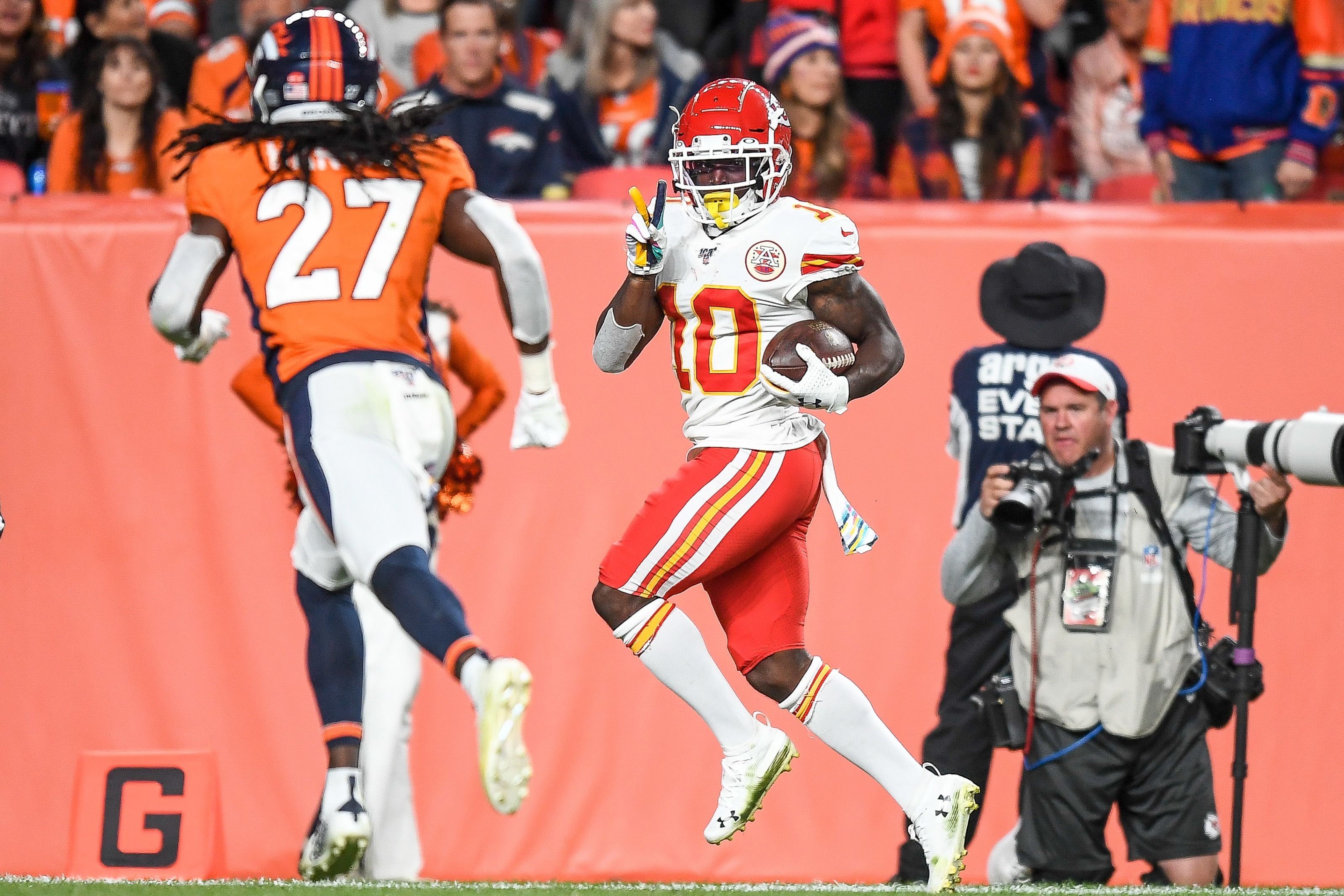 Chiefs vs. Chargers: Tyreek Hill leaves with hamstring injury