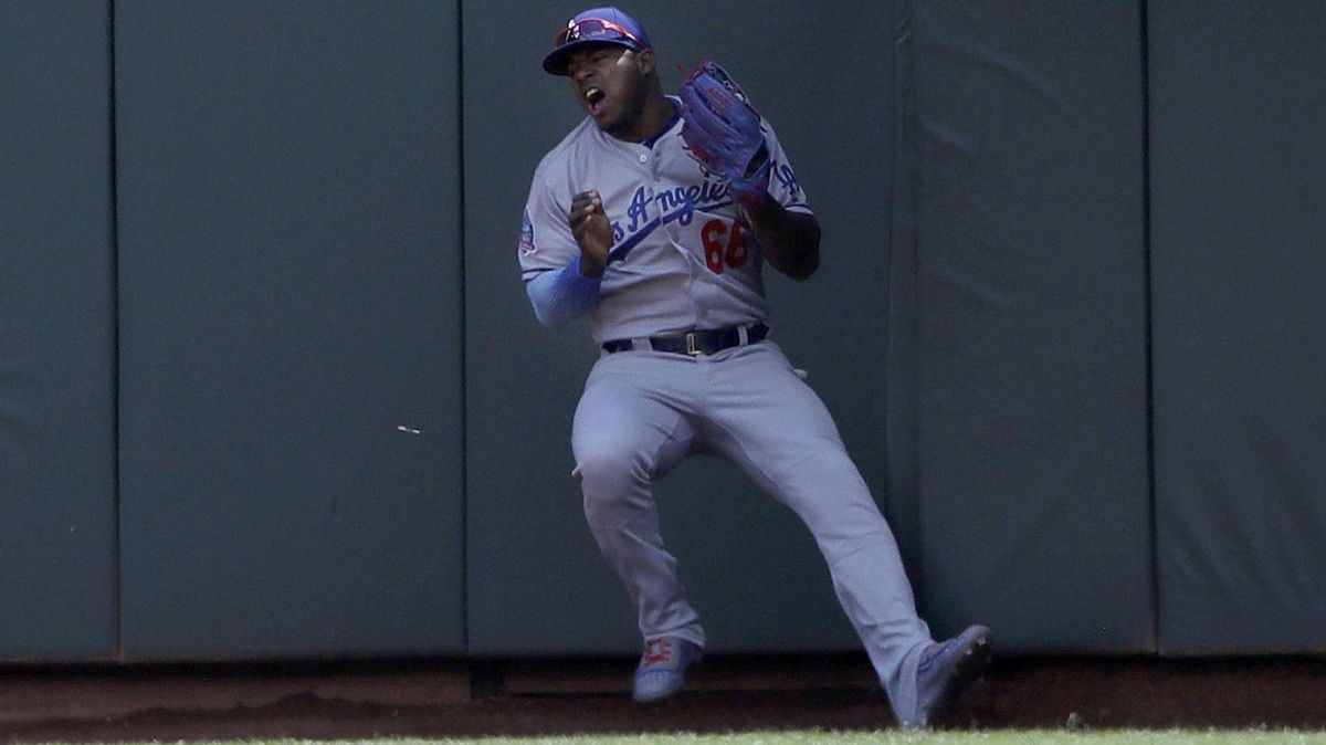 Dodgers outfielder Yasiel Puig leaves game after crashing into outfield ...