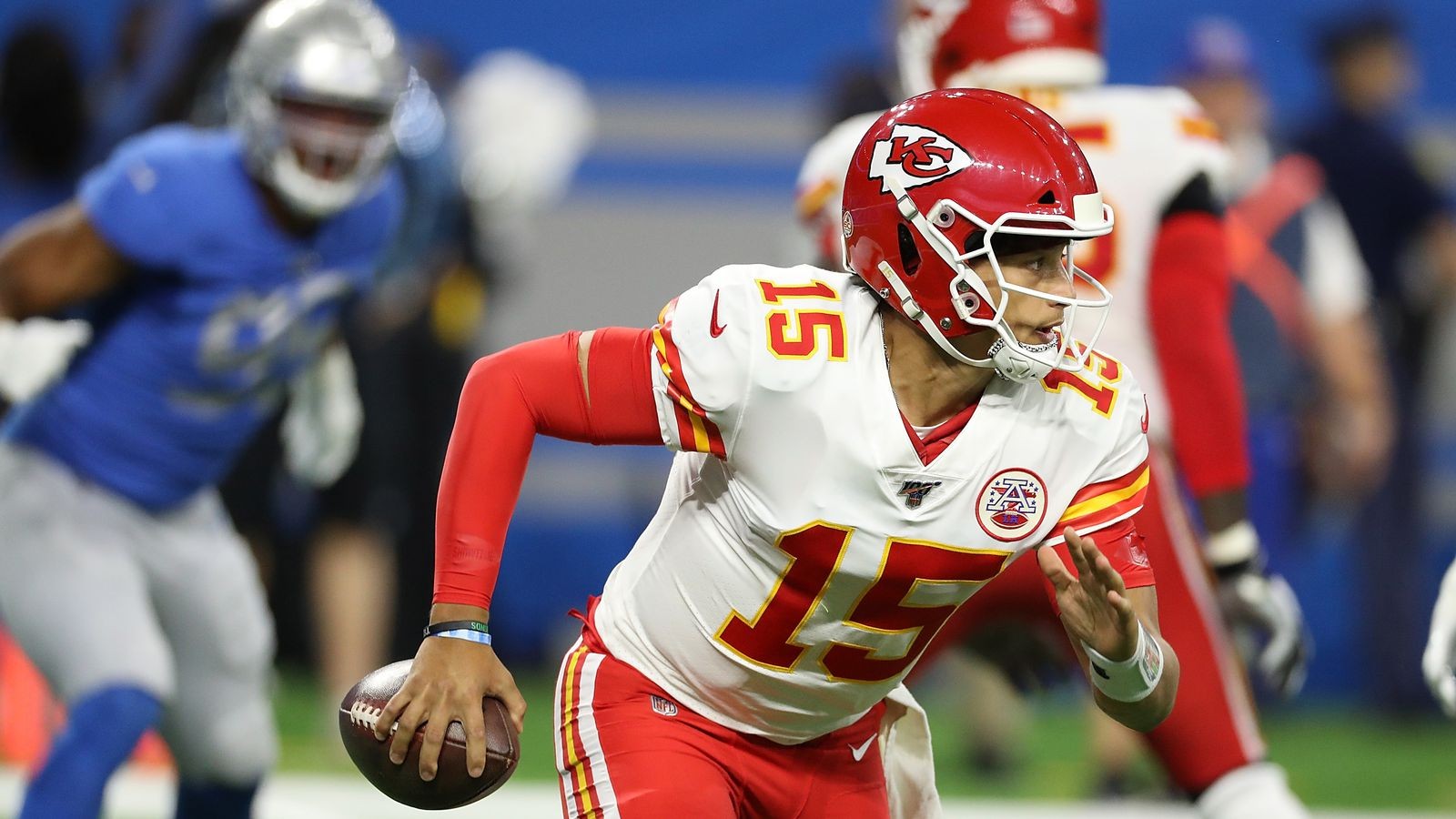 Patrick Mahomes laughs off his referee look-back