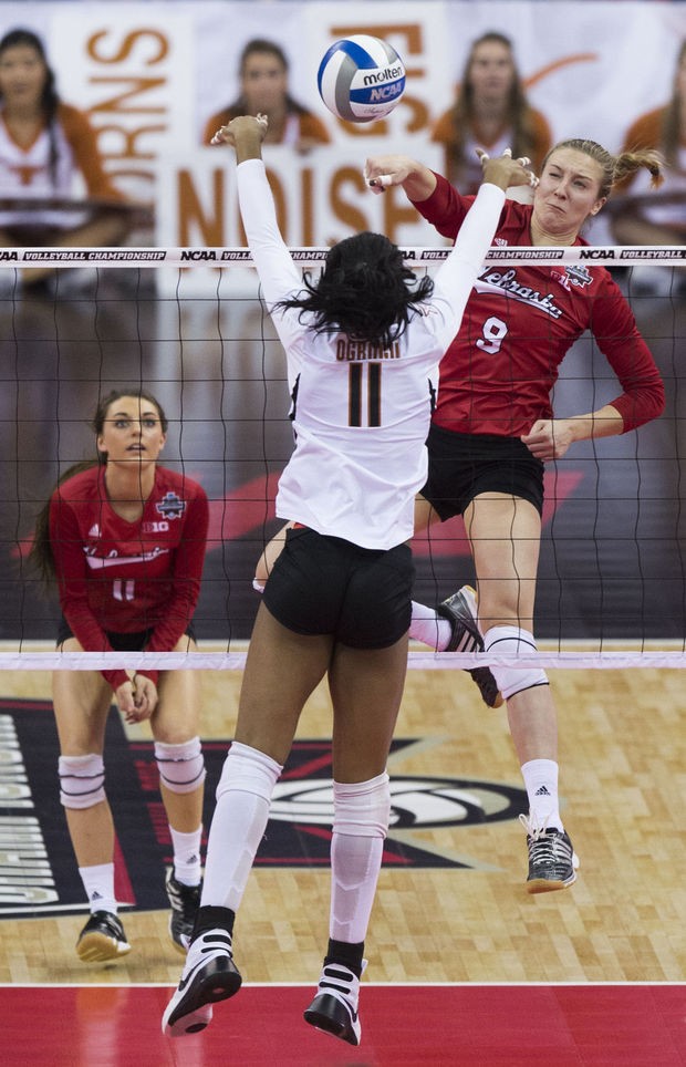 NCAA volleyball: Husker middle blockers take advantage against Horns