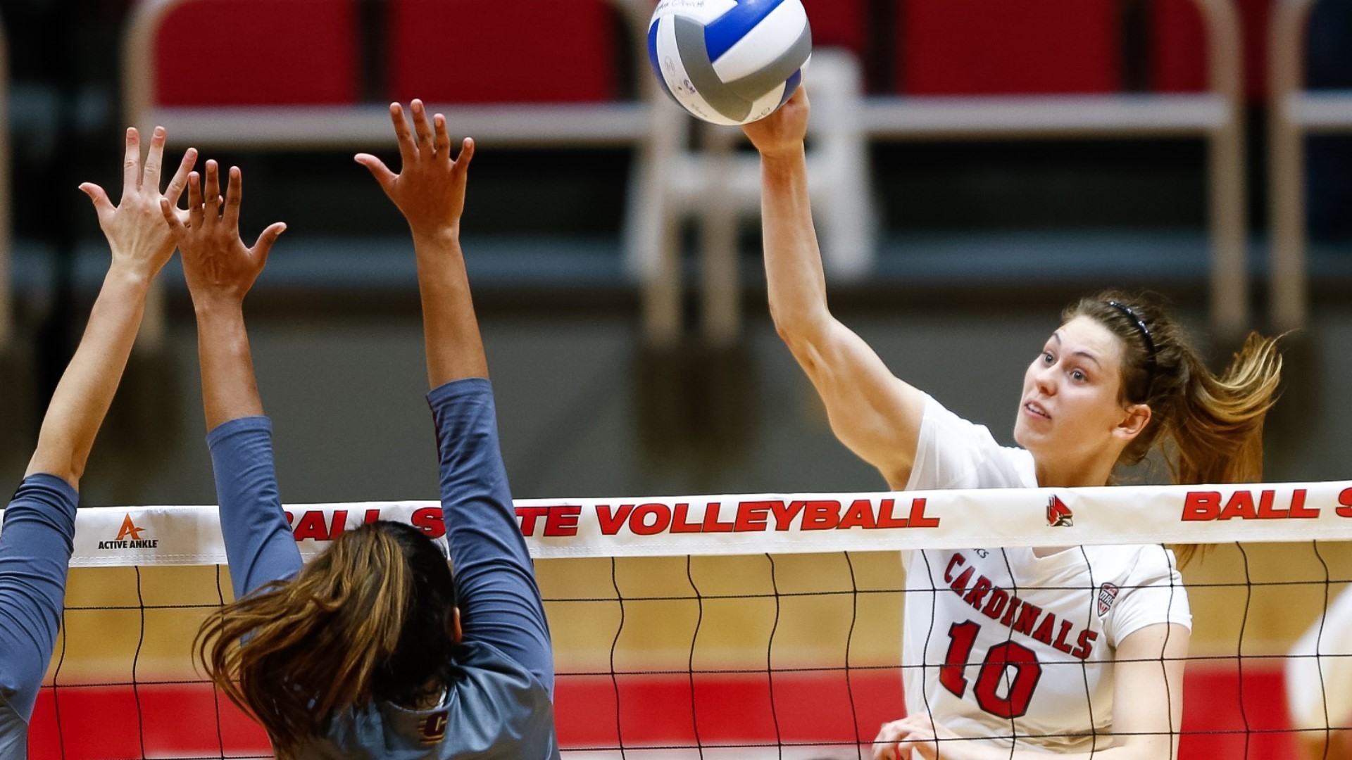 Volleyball Tops Western Michigan to Move Back Atop MAC Standings