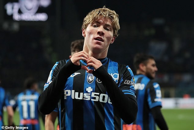 Manchester United 'stepping up their pursuit of £40m Atalanta striker ...