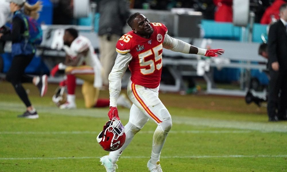 Pair of Kansas City Chiefs players wear Derrick Thomas jerseys during ...