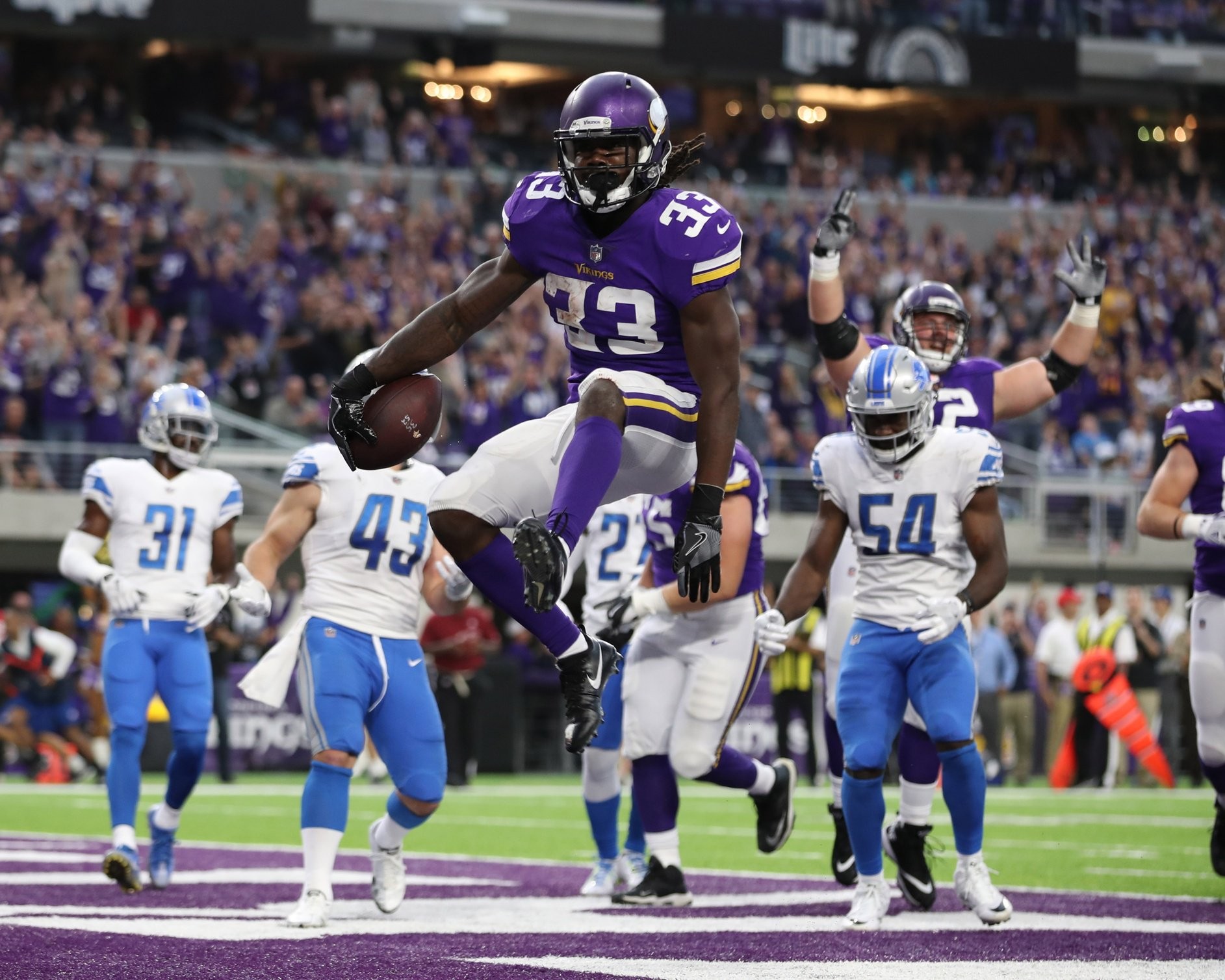 Vikings RB Dalvin Cook Leaves Games With Non-Contact Knee Injury